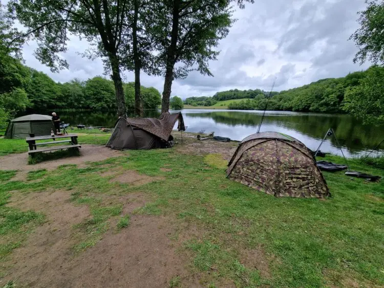 The peg layout at Pleasure Lake Limoges means 3 anglers can be set up next to each other