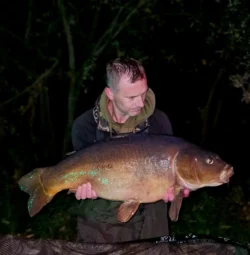 Finally!.....after what has been an eternity the lake has given up one of its residents, that isn't a bream or a tench.
With the swinger dancing up and down, but no line being taken....i was filled with dread and uttered my favorite catch phrase of late..... "f**k sake, bream on!"
But no, it turned out to be this big eyed mirror at 30lb 2oz. Pete with a 30:2lb